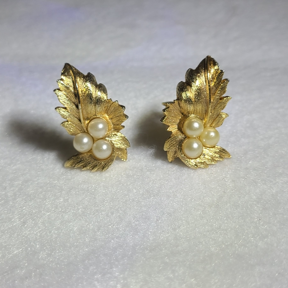 Elegant Gold Leaf Clip On Pearl Earrings- Vintage